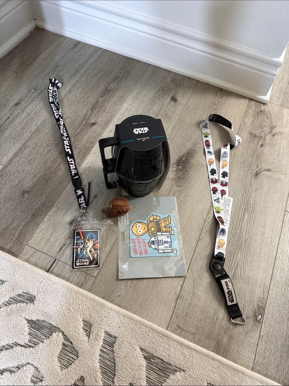 Hallmark Star Wars Droid Helmet Mugs, Car Magnet & Chewy Snap Bracelet, 2 lanyar
